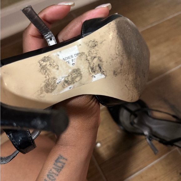 Tahari Black Patent Leather Strappy Heels – Size 7.5 - Picture 6 of 7